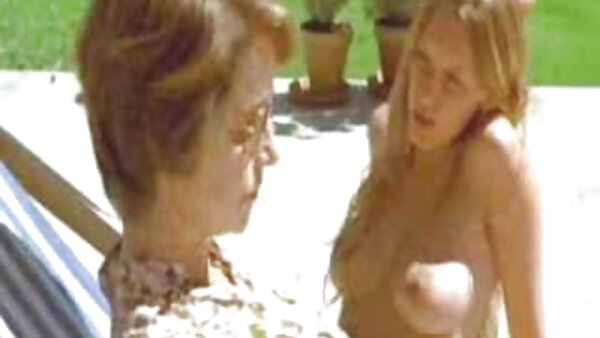 بلوندی داغ برنزه در فیلم پورن مادر پسر حالی که دوش آب گرم می گیرد، بیدمشک خود را می مالد