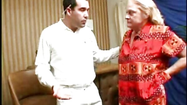 سبزه های لاغر با تیپ های کوچک، دیک های سفید و سکس مامان خارجی سیاه را در خانه می مکند