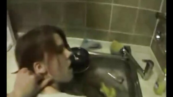 هالوی سیاه فیلم سکس با مامان در حمام که توسط شاخ ساخته شده است، بیدمشک خود را به سبک میسیونری سوراخ می کند