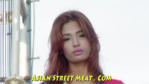 شیک بلوند نازک قبل از سوار شدن به خروس، به بابای فیلم سکسی نامادری برانگیخته سر می زند